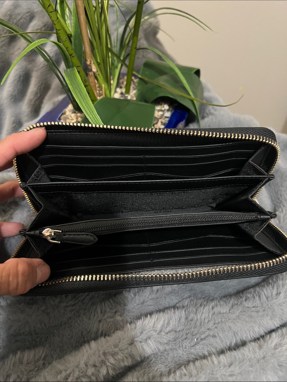 Kate Spade Two-Tone Black and Beige Zip-Around Wallet NWT retail $229 - Picture 5 of 6